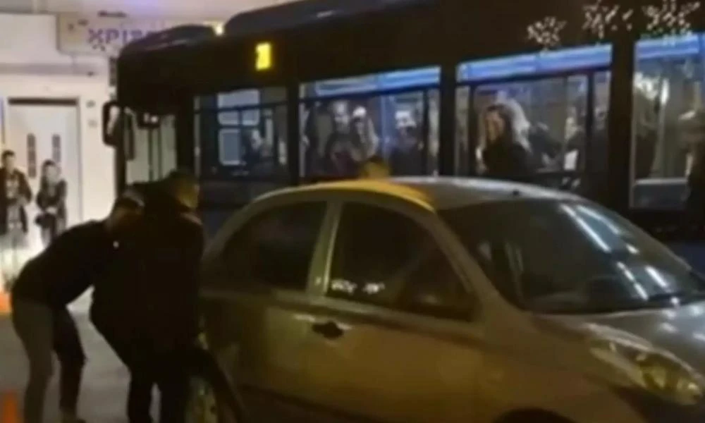 Θεσσαλονίκη: Με τα χέρια μετακίνησαν αυτοκίνητο που εμπόδιζε λεωφορείο σε στροφή (Βίντεο)